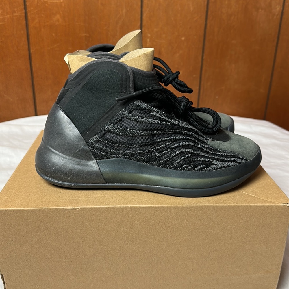 Yeezy Qntm Shoes View 2